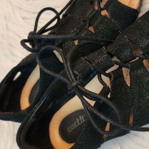 Earth Plover Wide Black Leather Sandals, Size 6B - Picture 14 of 17